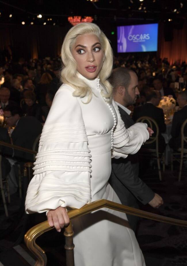 Lady Gaga en la comida de nominados de los Oscar.