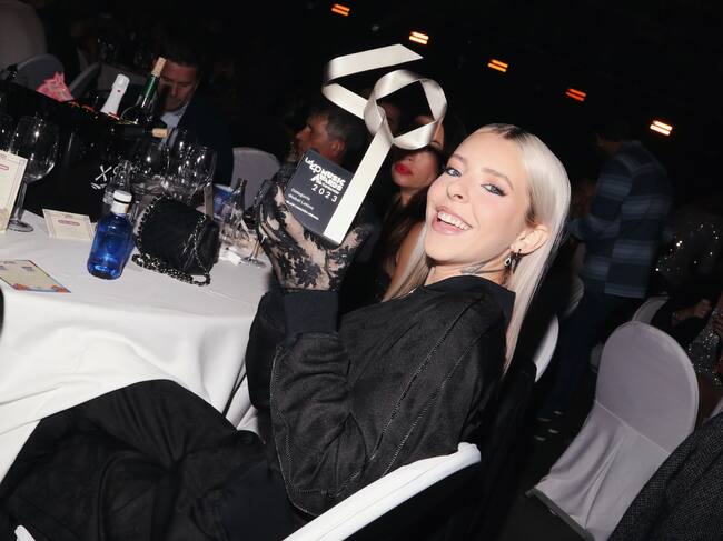 Young Miko ganó el premio a Artista o Grupo Revelación en la Categoría Global.