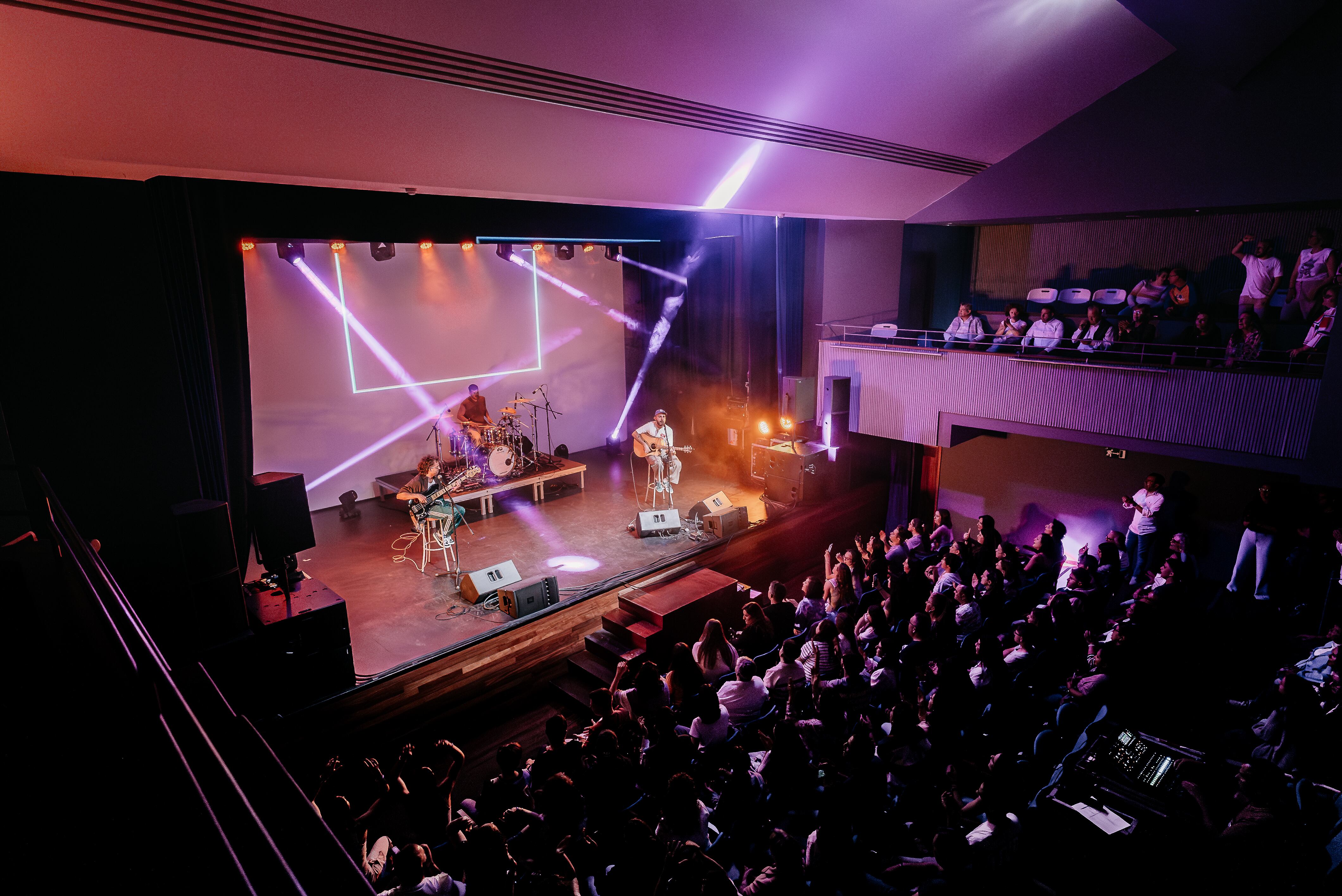 El evento tuvo lugar en el Teatro Jesús Meneses de Villamuriel de Cerrato y congregó a los más fieles seguidores de Nil, que corearon con él sus mayores éxitos.