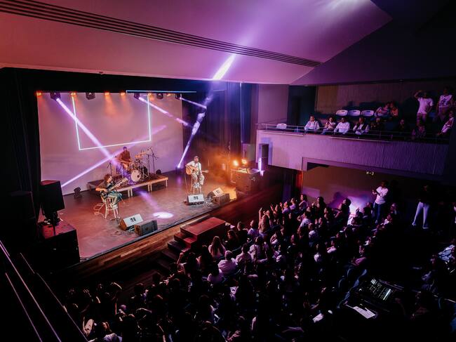 El evento tuvo lugar en el Teatro Jesús Meneses de Villamuriel de Cerrato y congregó a los más fieles seguidores de Nil, que corearon con él sus mayores éxitos.