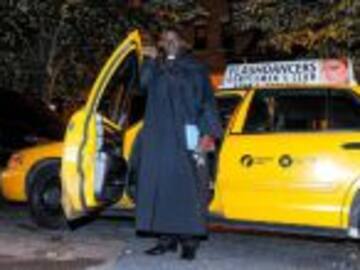 astor taxista ofrece a pasajeros confesarse durante el viaje