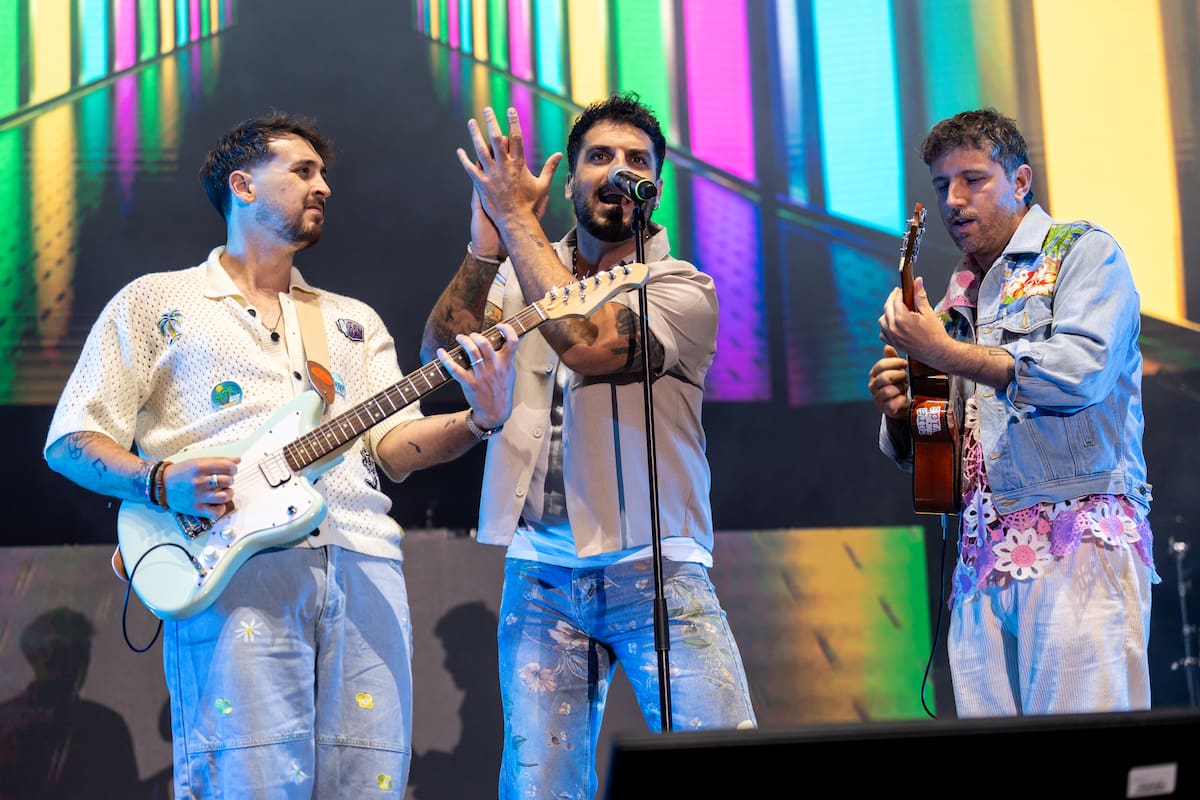 Bombai llenó de buen rollo LOS40 Primavera Pop con una actuación luminosa y cargada de energía positiva. Sus canciones, coreadas por el público, convirtieron su momento en uno de los más alegres y festivos de la noche.