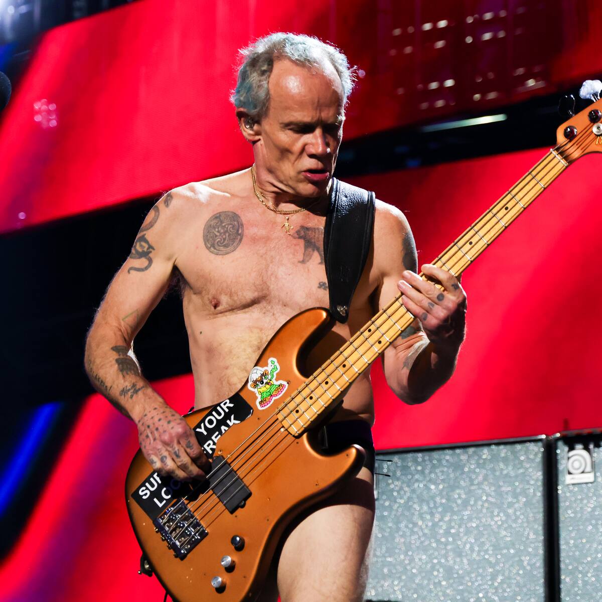 Flea, el bajista que convirtió el caos en estilo (y ahora se escucha a sí mismo en ‘Honora’)