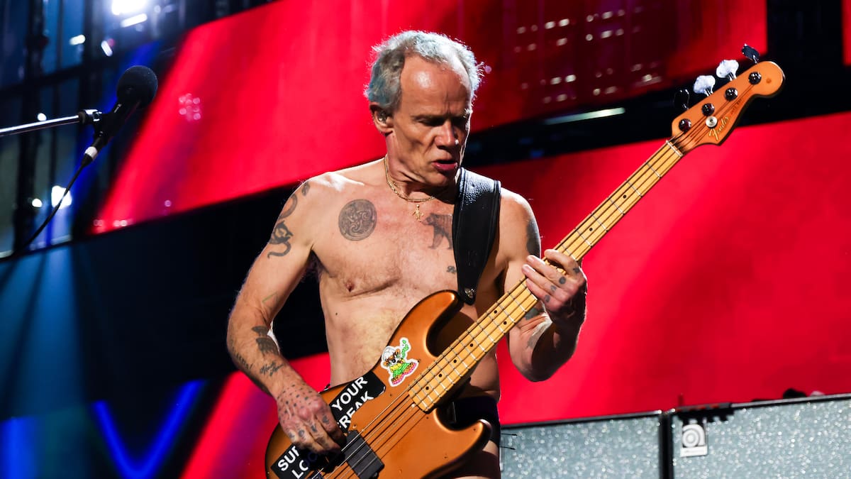 Flea, el bajista que convirtió el caos en estilo (y ahora se escucha a sí mismo en ‘Honora’)