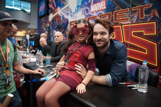 Charlie Cox con una fan.