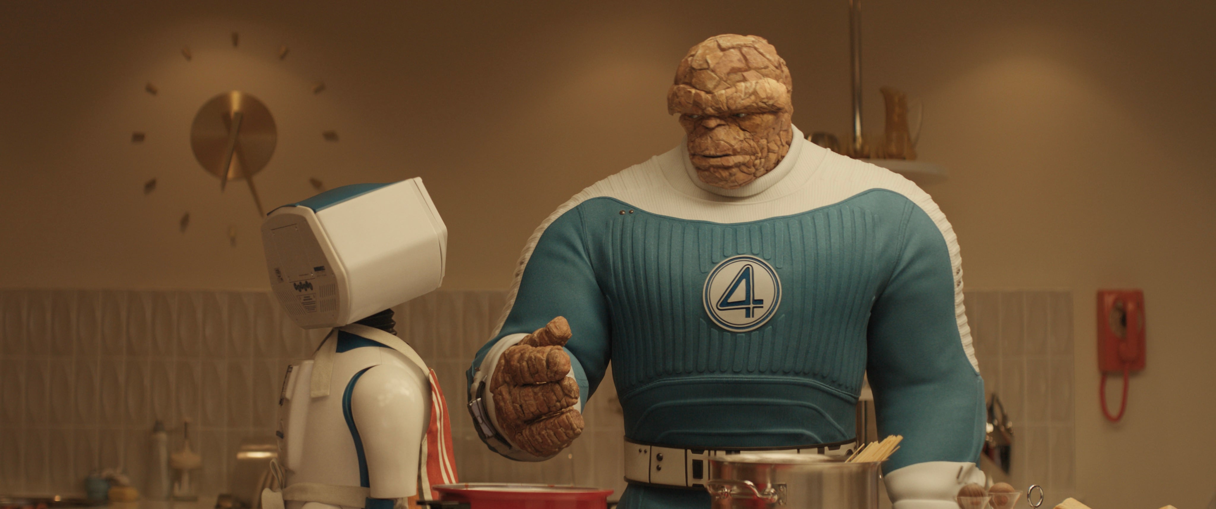 H.E.R.B.I.E y Ebon Moss-Bachrach como Ben Grimm/la Cosa en &#039;Los Cuatro Fantásticos: Primeros Pasos&#039;. / Marvel Studios. © 2025 20th Century Studios / © 2025 MARVEL