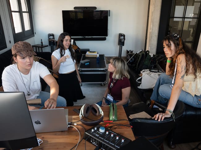 Valeria Castro con Carø y otras compañeras en We Make Sessions 2026.