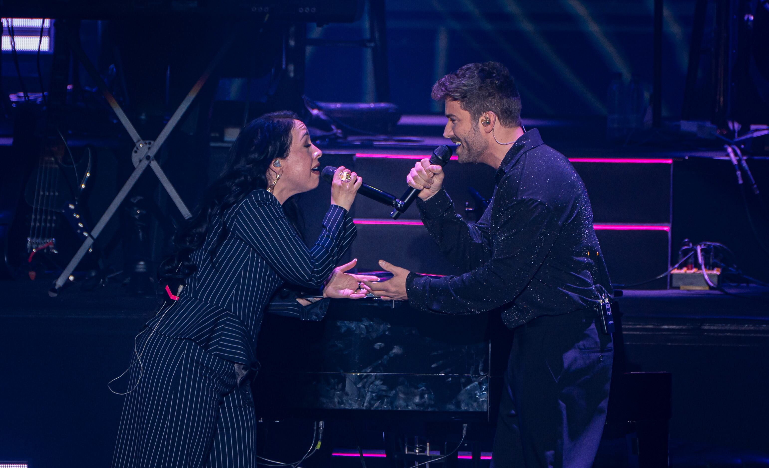 Pablo Alborán y Carla Morrison presentaron en vivo su reciente colaboración 'Si te quedas'.