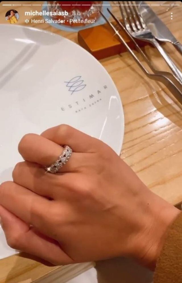 La influencer portó un delicado anillo de diamantes