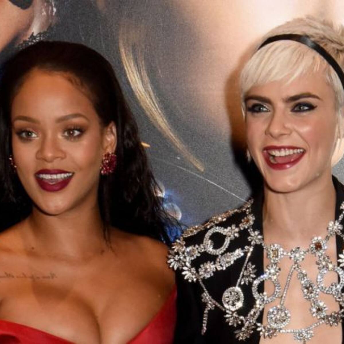 La graciosa reacción de Cara Delevingne por el escote de Rihanna