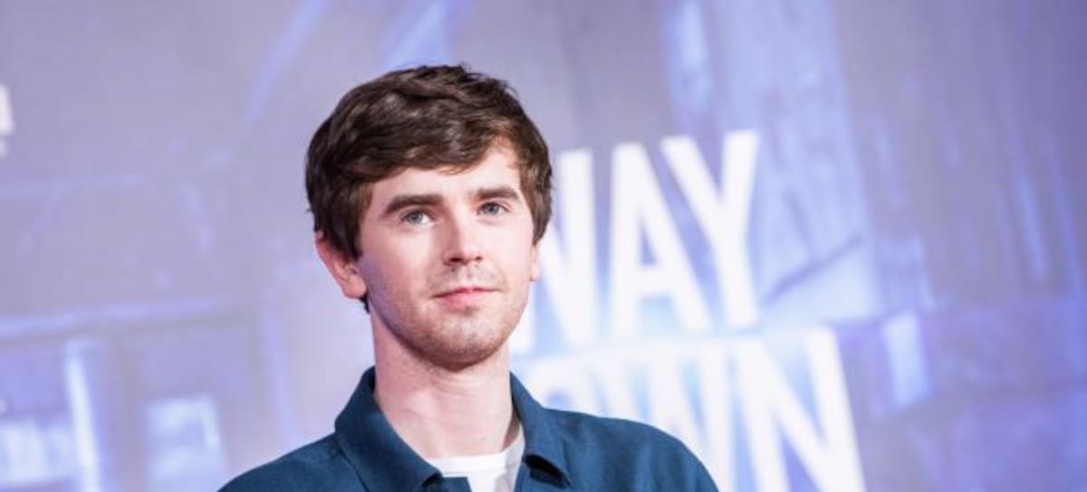 Freddie Highmore posa en un evento promocional de Way Down.