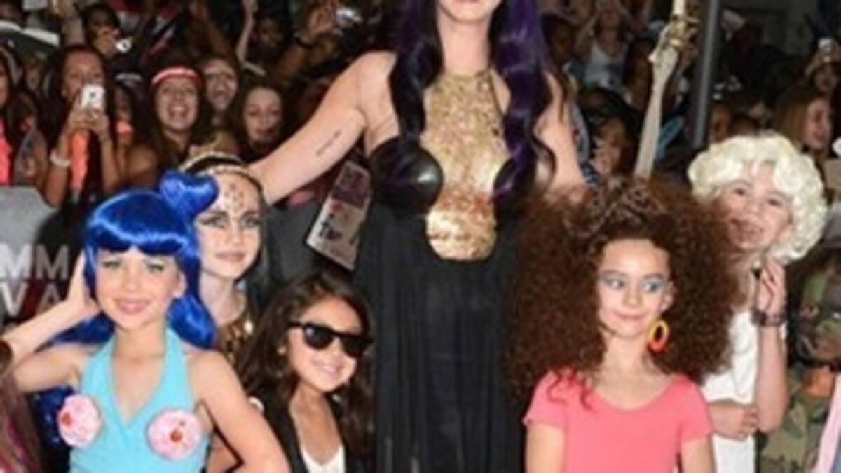 Katy Perry presenta a sus mini-yos