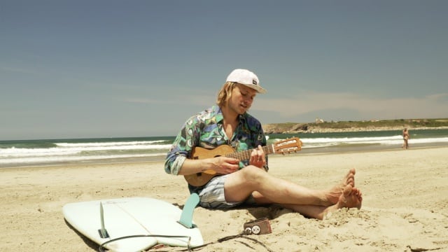 Coco Green, tocando el ukelele en el clip de Amor Tropical