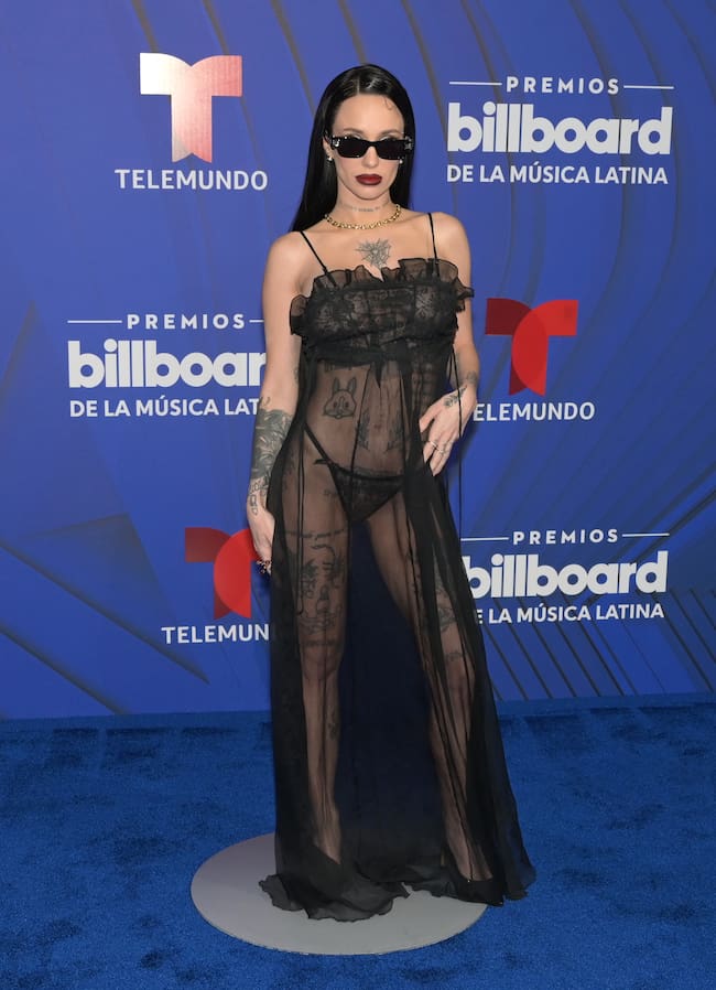 La Joaqui ha llevado las transparencias al extremo. Vestido de corte lencero negro con tirantes que permitía ver su ropa interior.