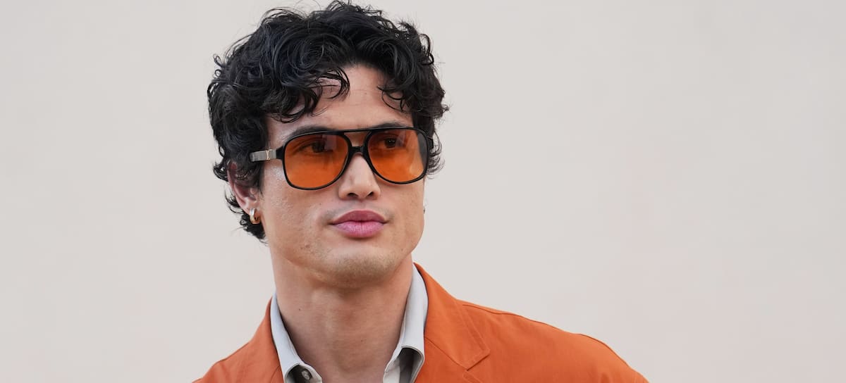 Charles Melton, en el desfile de la colección de hombre primavera/verano 2027 de Louis Vuitton, en la Paris Fashion Week 2026.