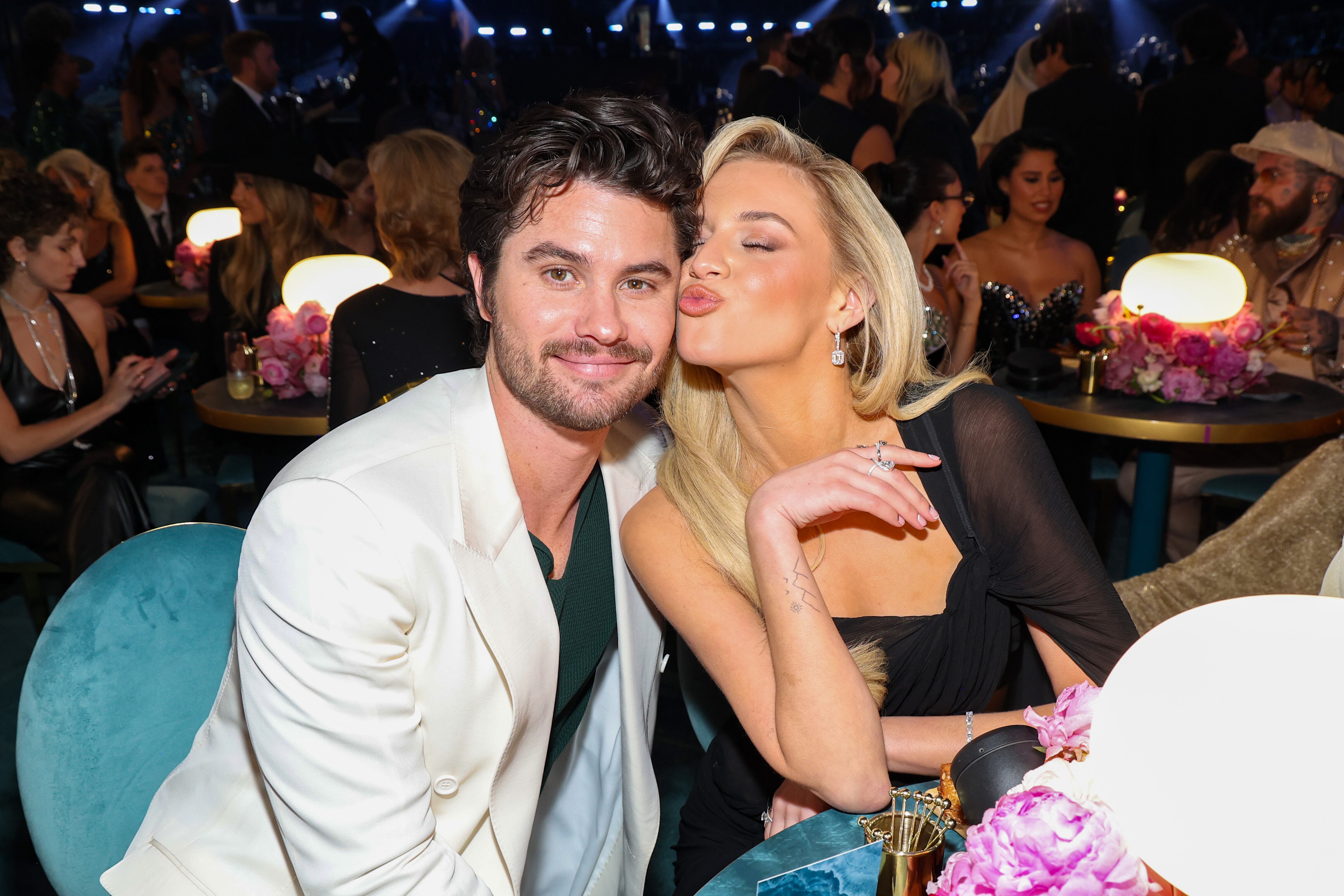 Desde que Chase Stokes y Kelsea Ballerini comparten vida es fácil ver al actor de 'Outer Banks' en este tipo de eventos. El pasado 7 de enero celebraban su segundo aniversario. "2 vueltas al sol contigo, te amo kb 🤍 (especialmente cuando te ríes tan fuerte que sibilas, y 8 am rutinas de baile a tu cepillo de dientes)", escribía el actor en su Instagram.