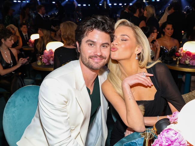 Desde que Chase Stokes y Kelsea Ballerini comparten vida es fácil ver al actor de 'Outer Banks' en este tipo de eventos. El pasado 7 de enero celebraban su segundo aniversario. "2 vueltas al sol contigo, te amo kb 🤍 (especialmente cuando te ríes tan fuerte que sibilas, y 8 am rutinas de baile a tu cepillo de dientes)", escribía el actor en su Instagram.