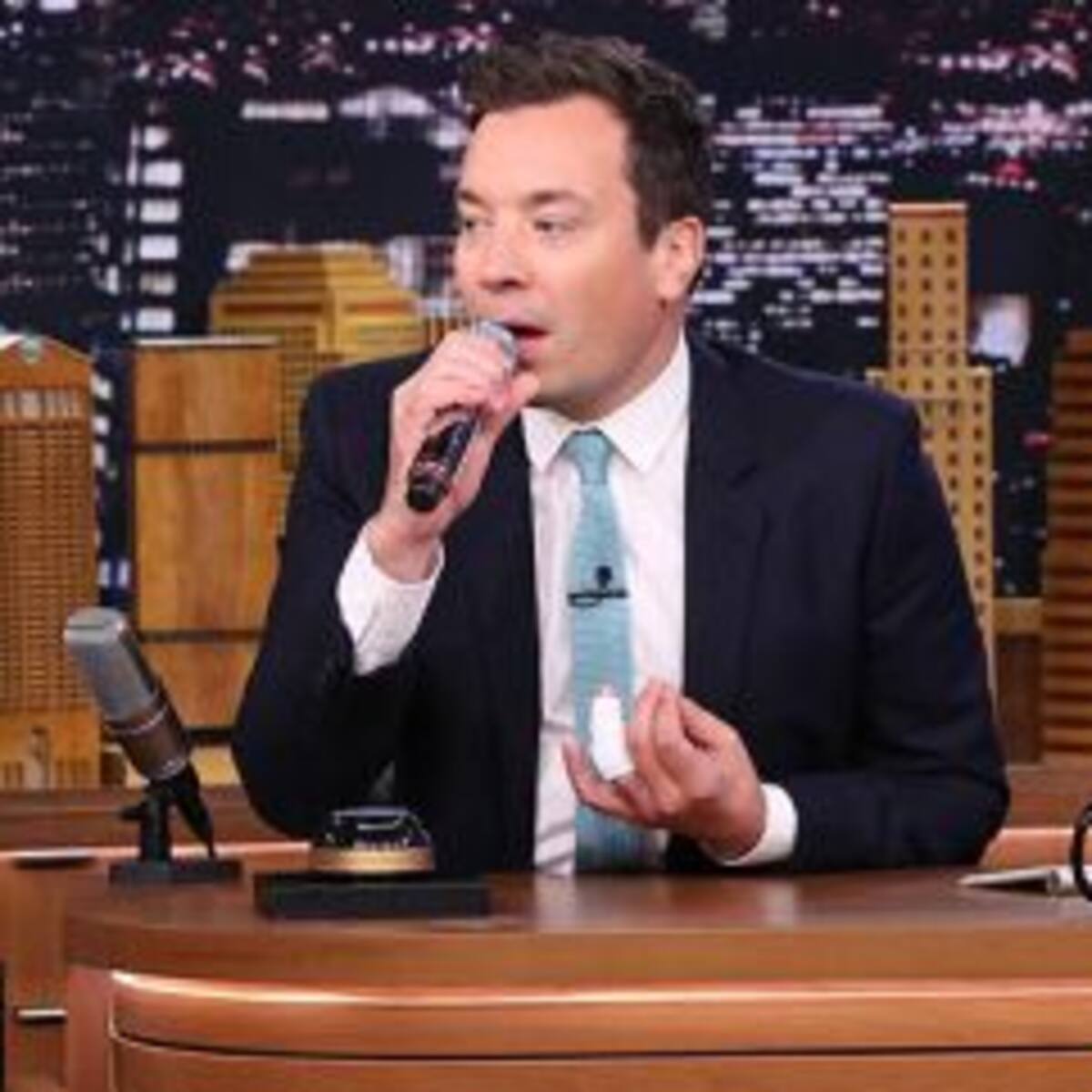 Ariana Grande la rompe imitando a Britney Spears y Christina Aguilera