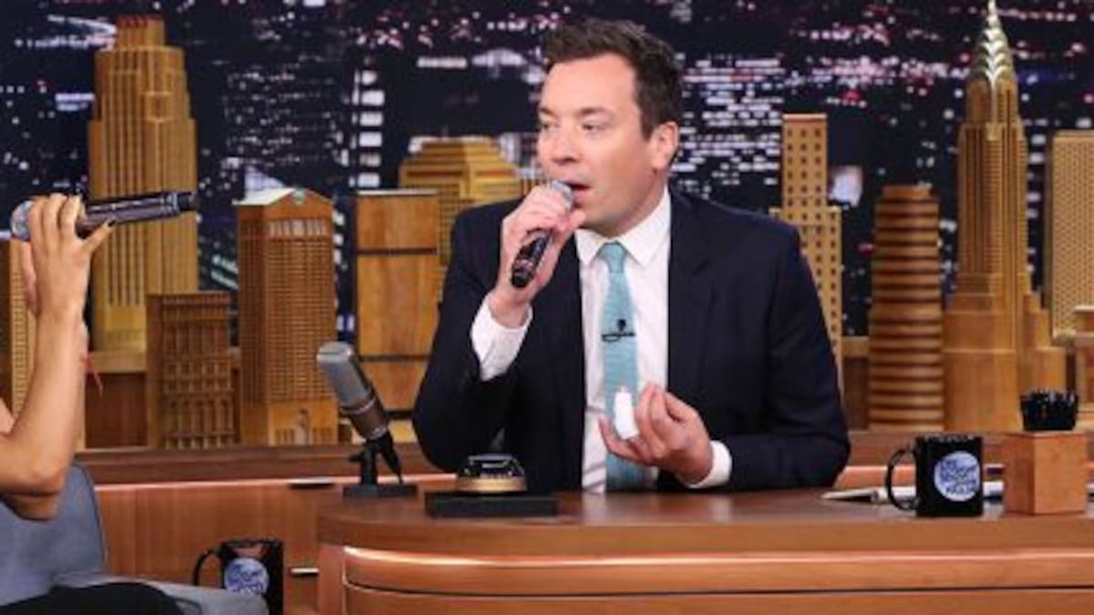 Ariana Grande la rompe imitando a Britney Spears y Christina Aguilera