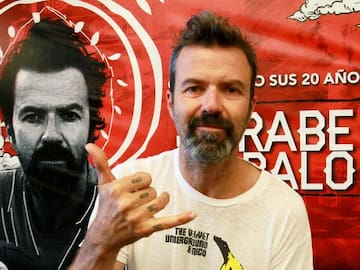 PAU DONÉS HOMENAJEA AL PERSONAL SANITARIO DESDE SU BALCÓN