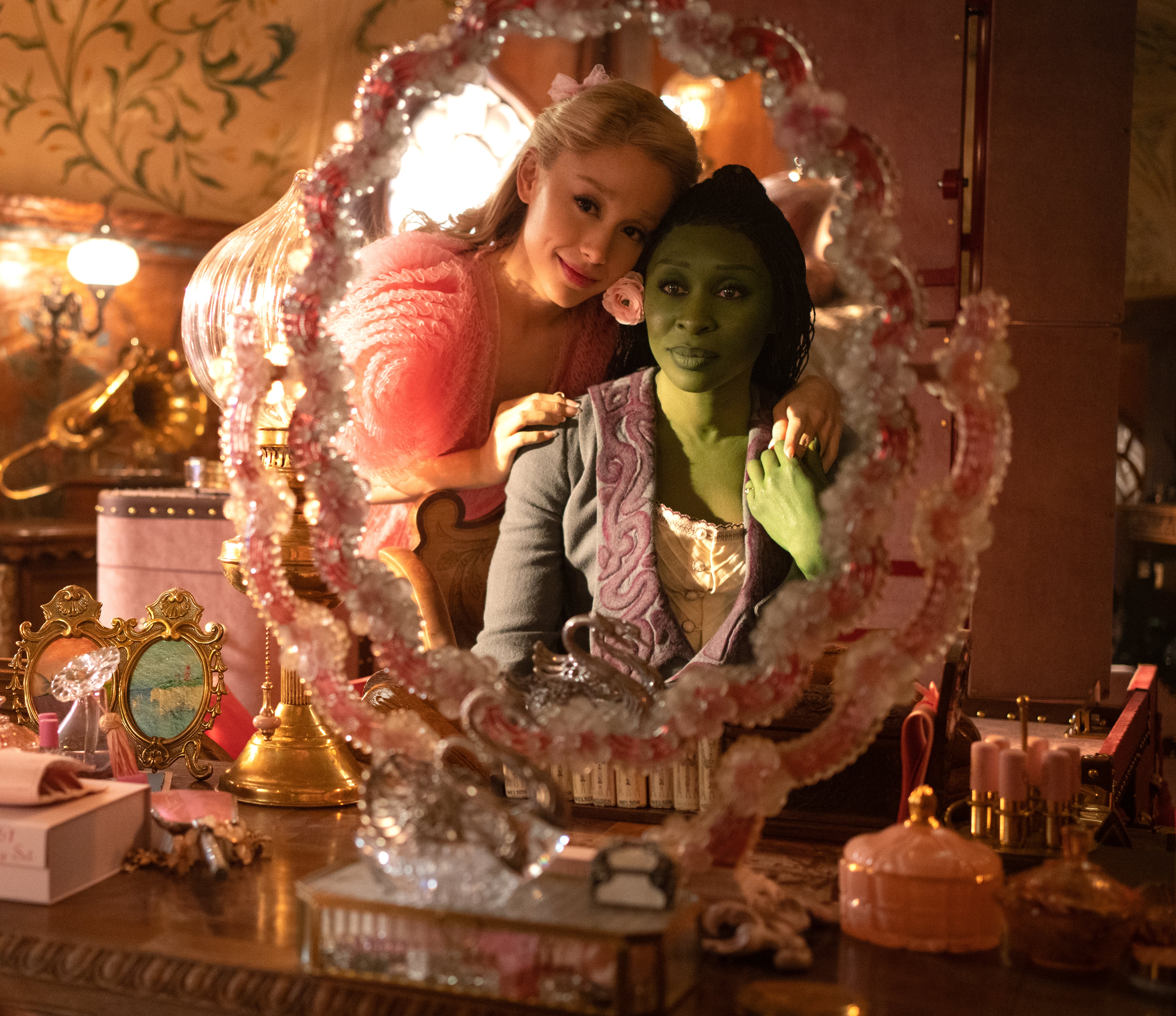 Ariana Grande como Glinda y Cynthia Erivo como Elphaba en &#039;WICKED&#039;. / Universal Pictures Spain