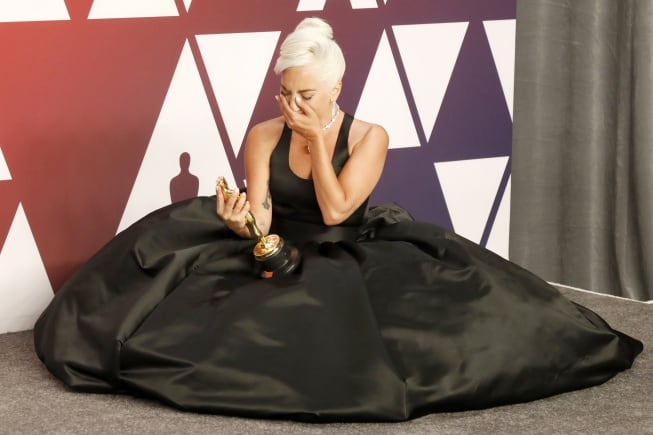 Lady Gaga, emocionada al posar con su Oscar a Mejor Canción Original por &#039;Shallow&#039; para &#039;Ha nacido una estrella&#039;.