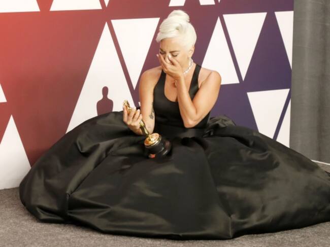 Lady Gaga, emocionada al posar con su Oscar a Mejor Canción Original por 'Shallow' para 'Ha nacido una estrella'.
