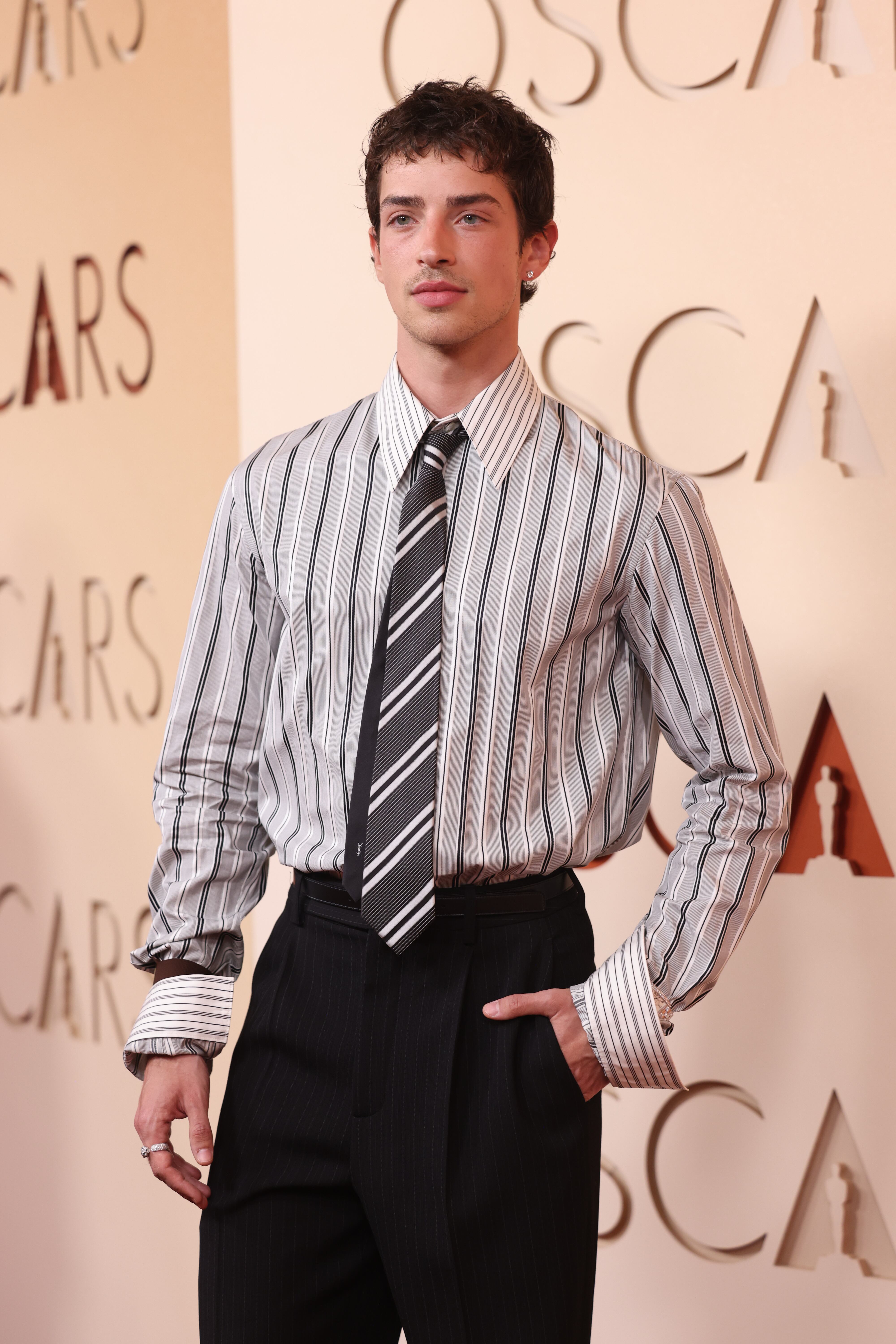 España también ha tenido representación en la alfombra roja. Por allí ha desfilado Manu Ríos, que ya había estado en la after party de los Oscar, pero no en la gala hasta ahora. Y no ha dudado en saltarse el protocolo y arriesgar con un estilismo de camisa con corbata y pantalón de traje de Yves Saint Laurent, sin chaqueta, y joyas de Cartier.