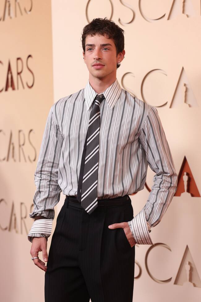 España también ha tenido representación en la alfombra roja. Por allí ha desfilado Manu Ríos, que ya había estado en la after party de los Oscar, pero no en la gala hasta ahora. Y no ha dudado en saltarse el protocolo y arriesgar con un estilismo de camisa con corbata y pantalón de traje de Yves Saint Laurent, sin chaqueta, y joyas de Cartier.