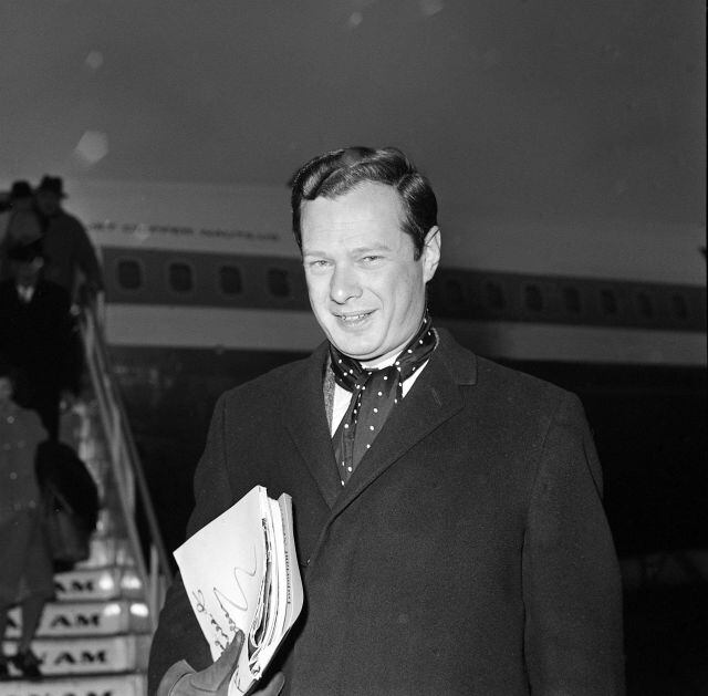 Brian Epstein, manager de los Beatles, en el aeropuerto de Londres después de un viaje desde Washington en 1964.