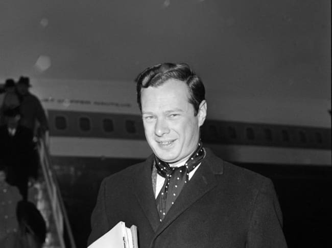Brian Epstein, manager de los Beatles, en el aeropuerto de Londres después de un viaje desde Washington en 1964.