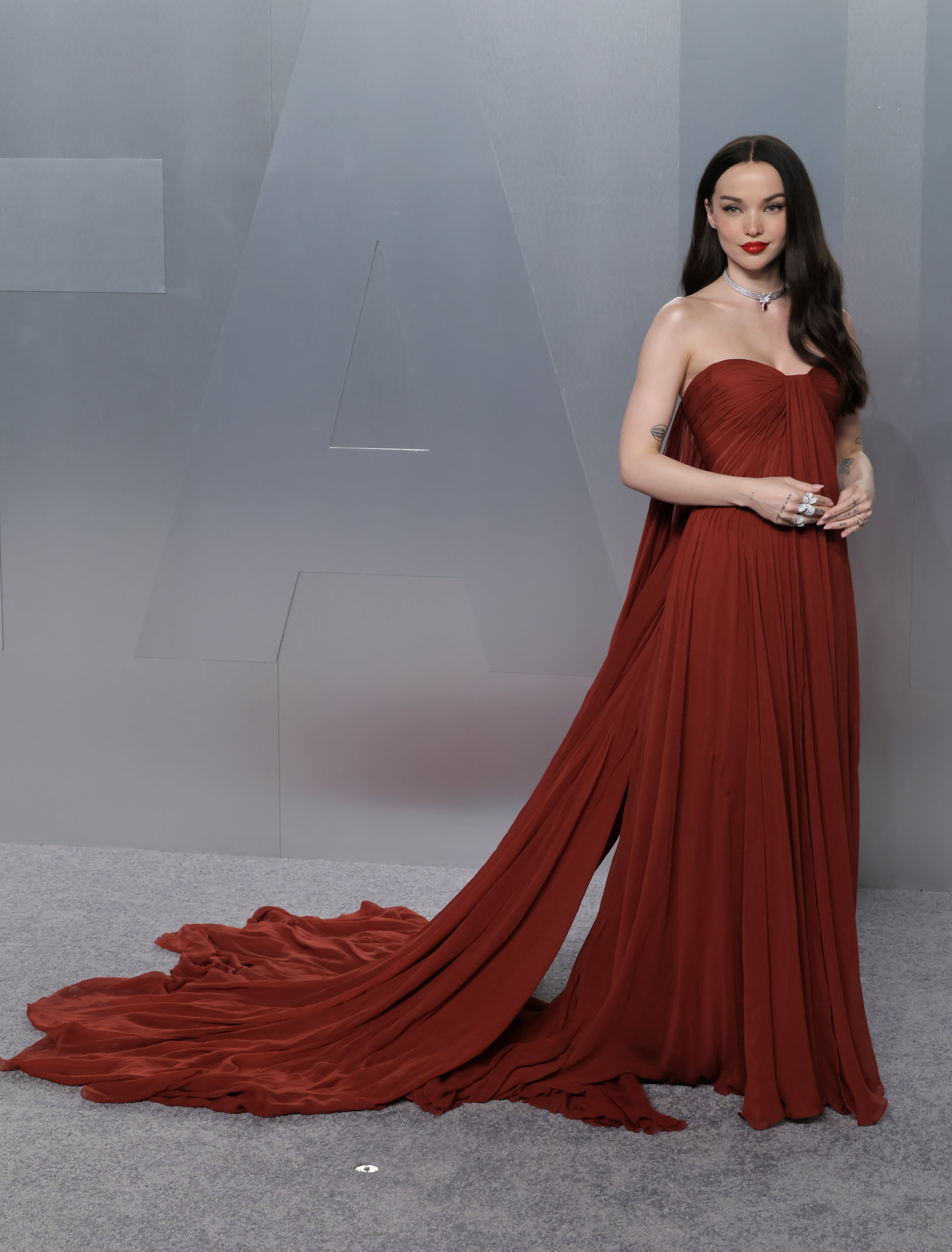 Impresionante vestido fluido de Dove Cameron que se ha convertido en la mujer de rojo, aunque, quizás hemos echado de menos a su lado a Damiano David.