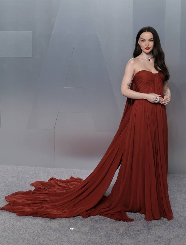 Impresionante vestido fluido de Dove Cameron que se ha convertido en la mujer de rojo, aunque, quizás hemos echado de menos a su lado a Damiano David.