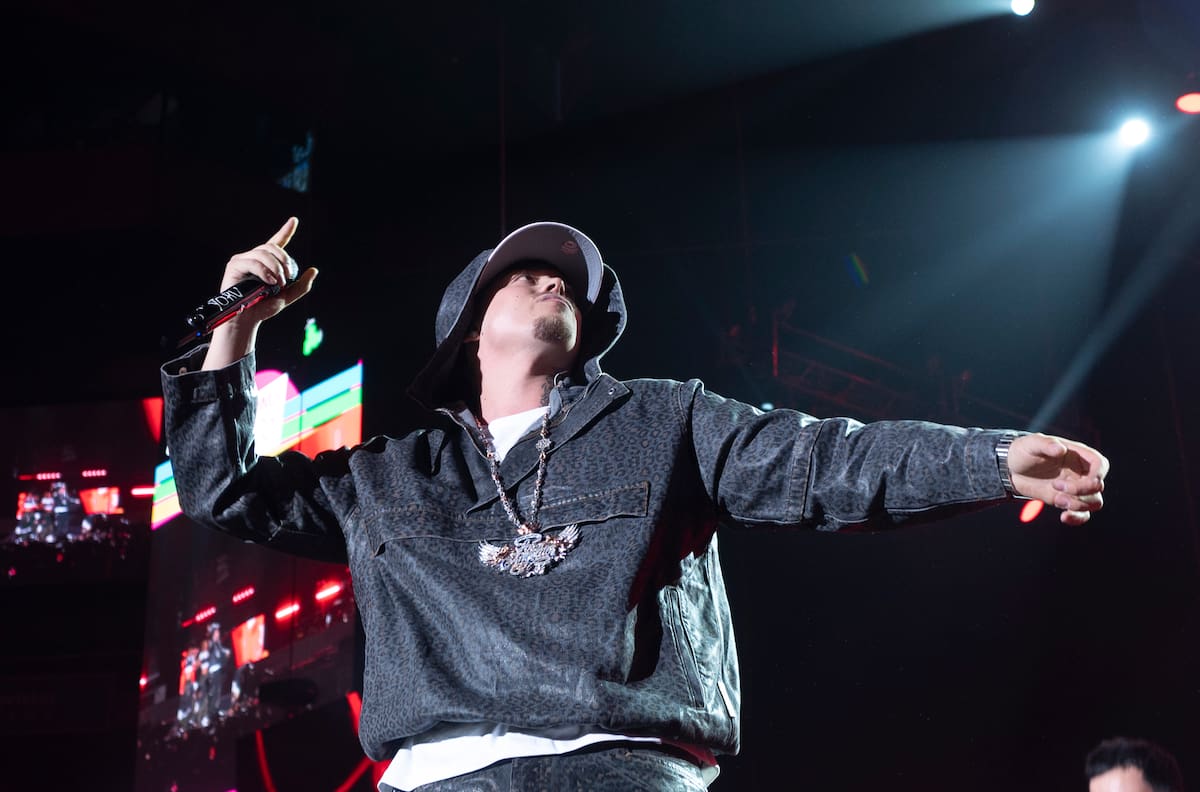 El público pedía ritmos urbanos y el artista granadino ha aterrizado en el Movistar Arena de Madrid para montarnos en la máquina del tiempo y hacernos vibrar con los sonidos del reggaeton de los 2000