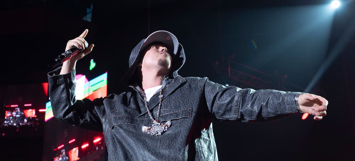 El público pedía ritmos urbanos y el artista granadino ha aterrizado en el Movistar Arena de Madrid para montarnos en la máquina del tiempo y hacernos vibrar con los sonidos del reggaeton de los 2000