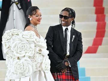 Rihanna y A$AP Rocky enseñan, por primera vez, a su hija Riot Rosé en un posado familiar de lo más tierno