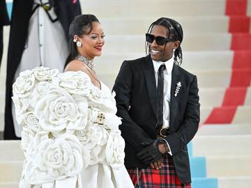 Rihanna y A$AP Rocky enseñan, por primera vez, a su hija Riot Rosé en un posado familiar de lo más tierno