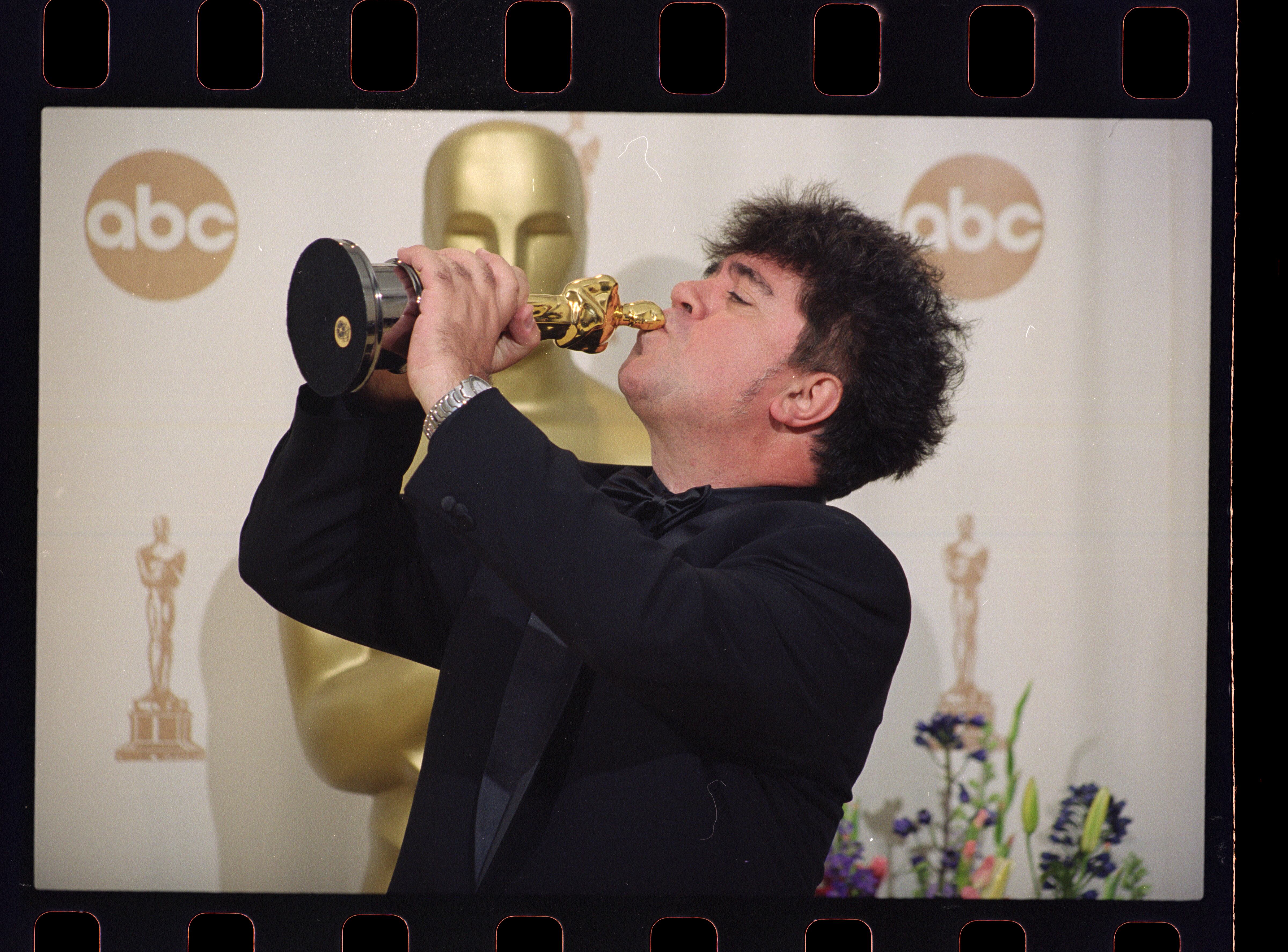 Pedro Almodóvar tras ganar el Oscar a Mejor película internacional por 'Todo sobre mi madre' en los Premios Oscar del año 2000. / Steve Starr/CORBIS/Corbis via Getty