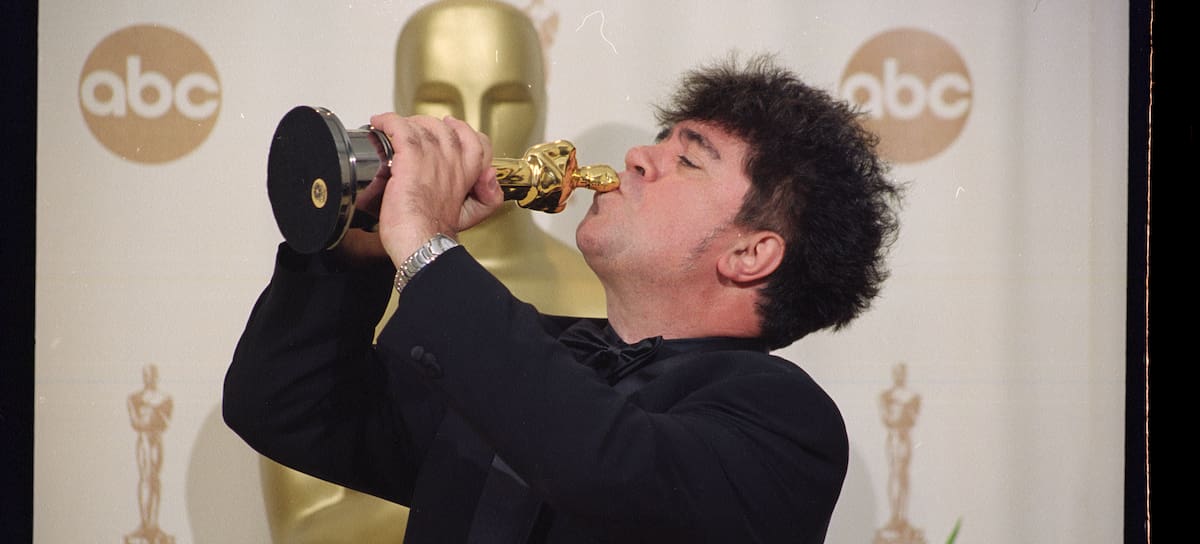 Pedro Almodóvar tras ganar el Oscar a Mejor película internacional por 'Todo sobre mi madre' en los Premios Oscar del año 2000. / Steve Starr/CORBIS/Corbis via Getty