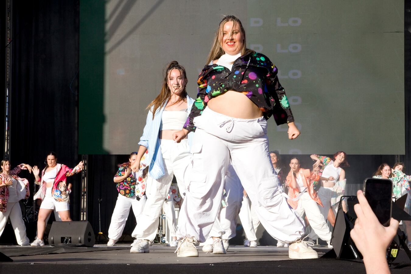 Hubo mucho baile, solo hay que ver a los chicos y chicas de la escuela de baile DFlow. 