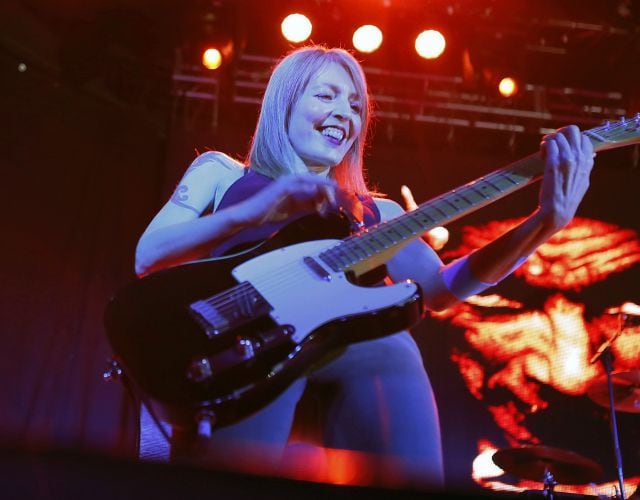 Amparo Llanos, durante un concierto de Dover en 2014.