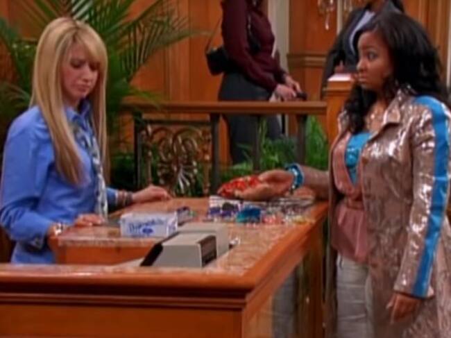 Maddy (Ashley Tisdale, de 'Hotel, dulce Hotel') y Raven (Raven-Symoné, de 'Raven') en el evento especial de Disney Channel de 'Todos al Tipton'.