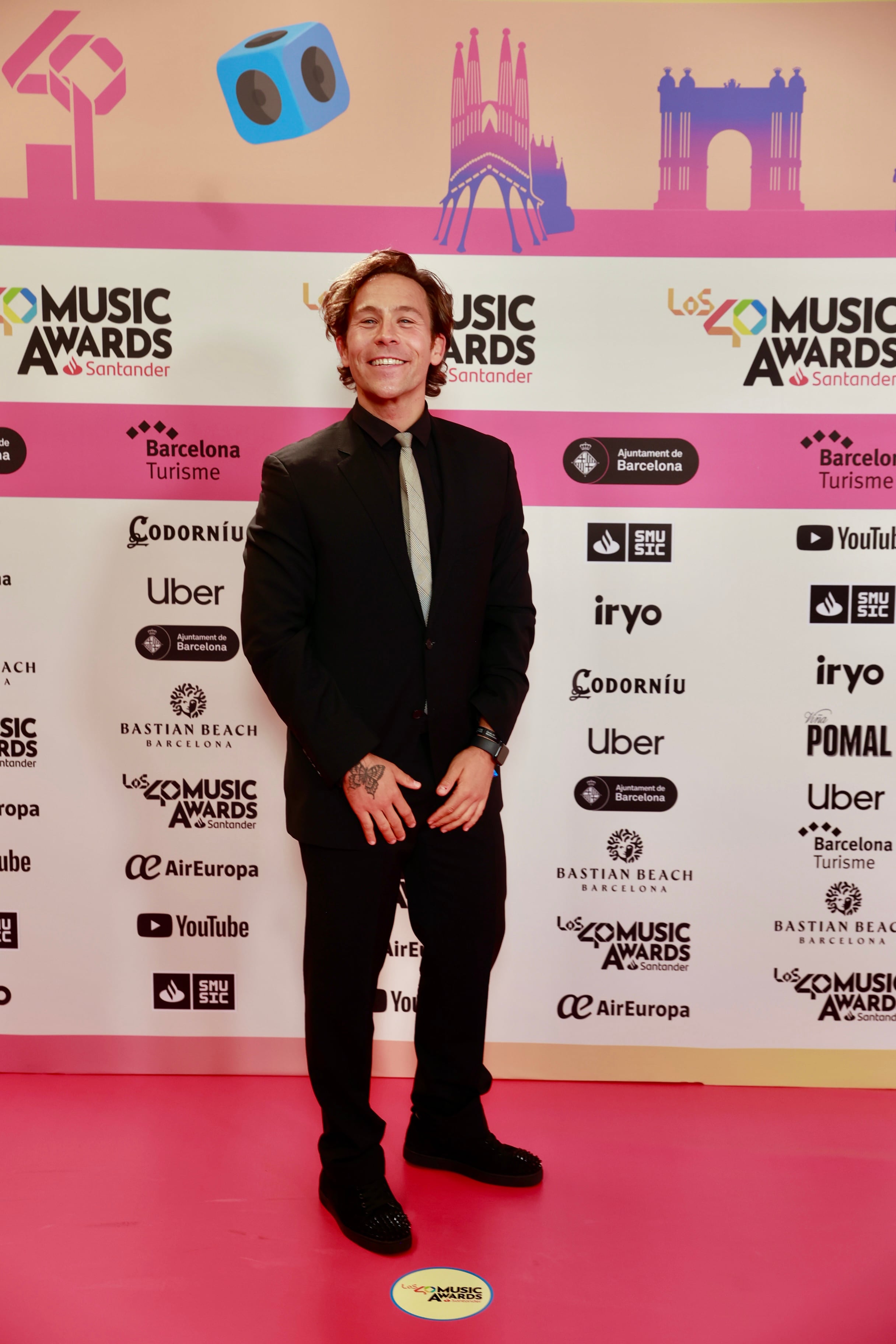 Óscar Martínez ha llevado todo al negro en su look para la cena de nominados. El presentador de LOS40 también ha apostado por darle algo de color al look con la corbata.