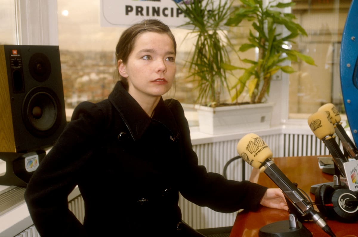 Antes de poner fin al milenio, Bjork vino al estudio Paul McCartney de LOS40 en 1999.