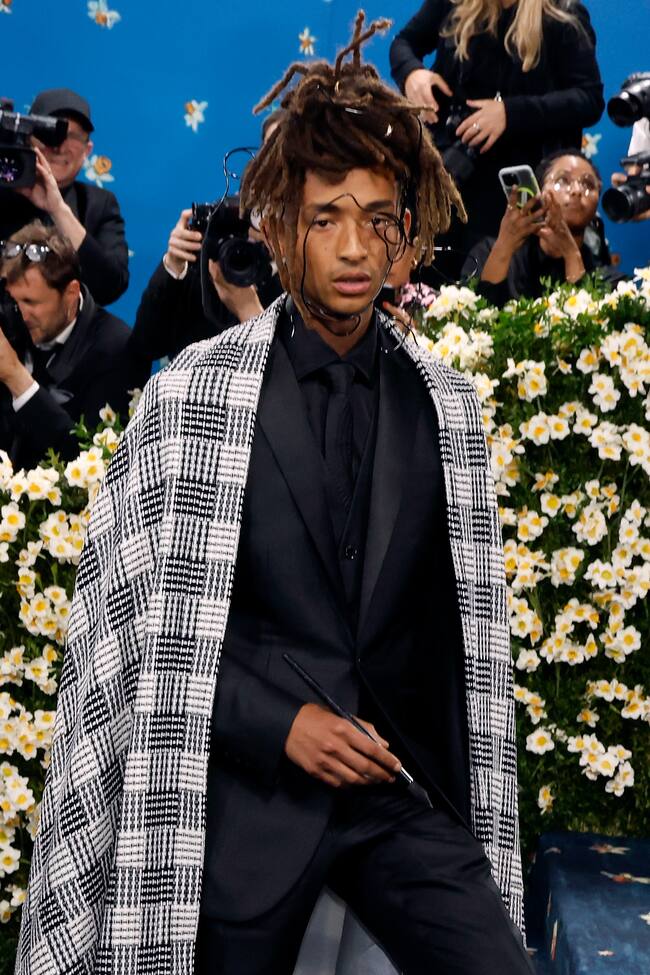 En el caso de Jaden Smith no llamó tanto la atención su traje negro, ni siquiera su capa estampada, sino el tocado que llevaba en el rostro.