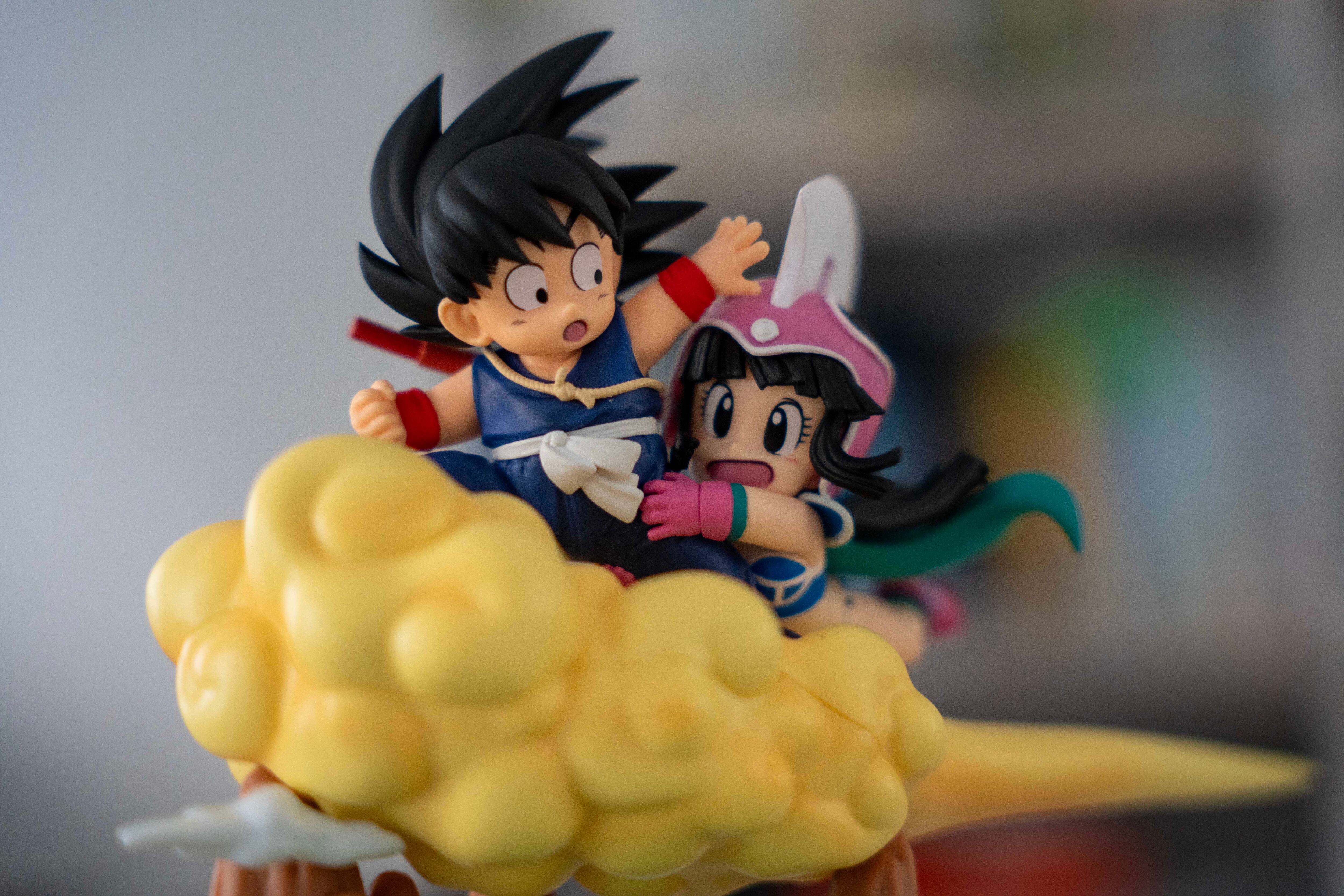 Goku y Chichi vuelan hacia el monte Frypan en la figura más bonita de Dragon Ball que puedes encontrar
