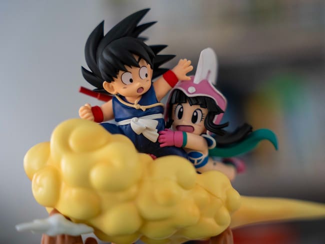 Goku y Chichi vuelan hacia el monte Frypan en la figura más bonita de Dragon Ball que puedes encontrar