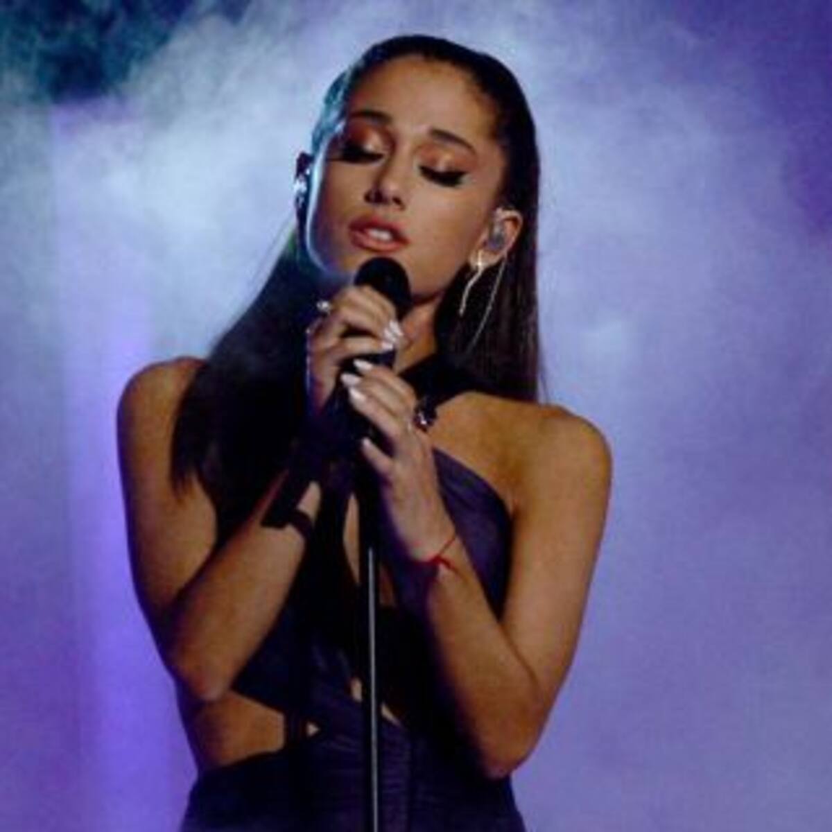 Ariana Grande casi la queda sobre el escenario