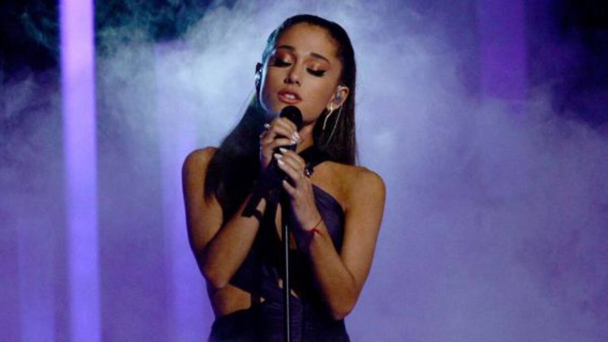 Ariana Grande casi la queda sobre el escenario