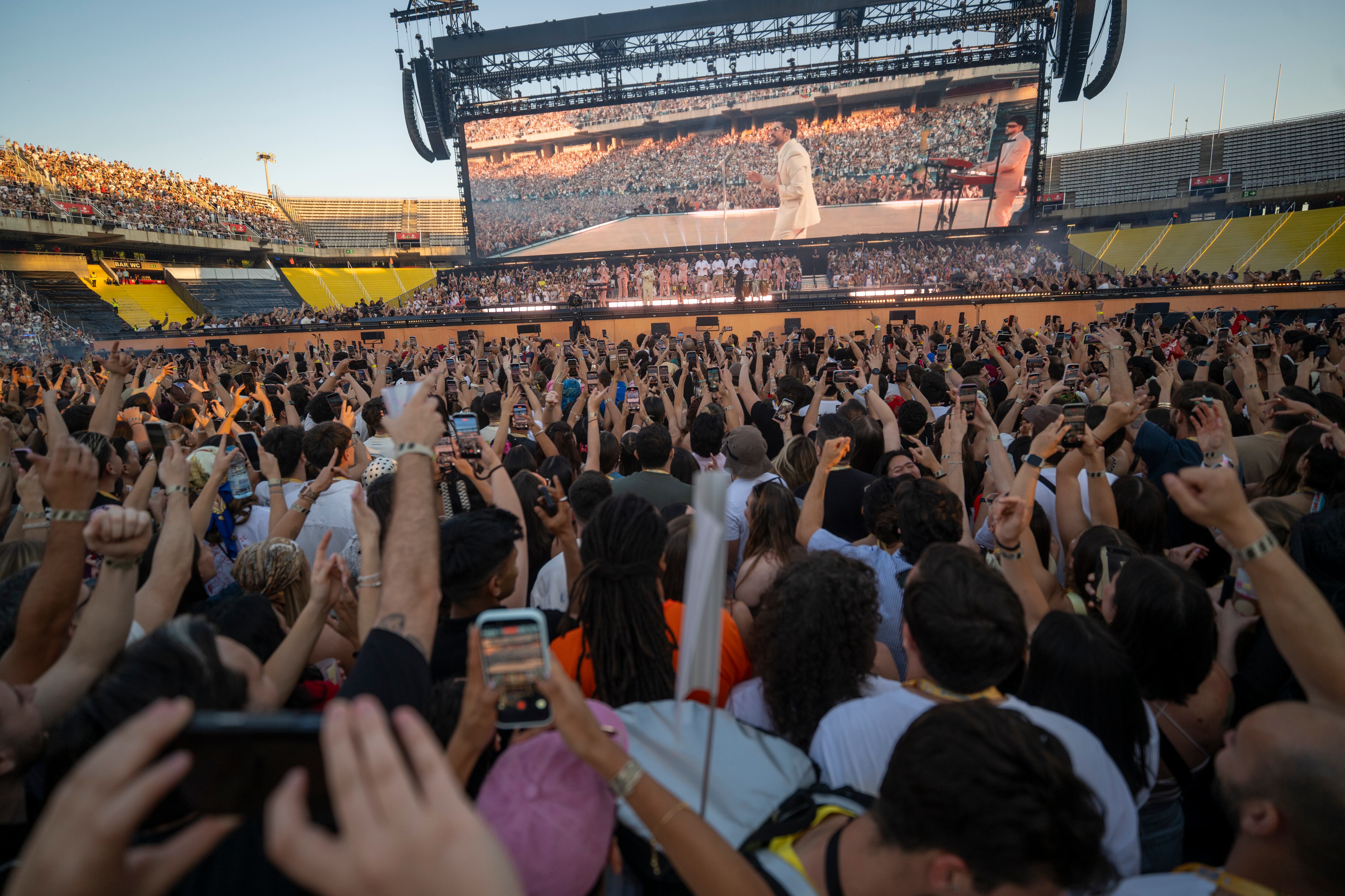 Bad Bunny durante su concierto en el Estadi Olímpic Lluís Companys, el 22 de mayo de 2026 en Barcelona, Cataluña, España. Bad Bunny actúa en Barcelona con dos conciertos consecutivos como parte de su gira DeBI TiRAR MaS FOToS World Tour.
